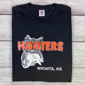 Vintage 1990s Hooters Wichita, Kansas T-shirt